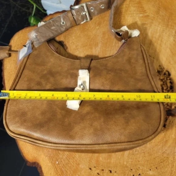 NEW Front Lock Detail Tan Shoulder Bag - Picture 5 of 10